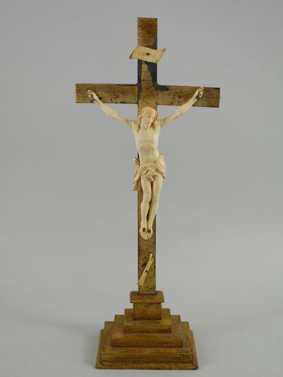 null Crucifix en corne.

Haut : 45,5cm.