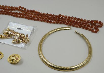 null Lot de bijoux fantaisie comprenant des colliers dont un Tubogaz, une broche...