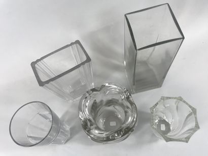 null Lot de cinq vases en verre, certains à section mouvementée, rectangulaires,...