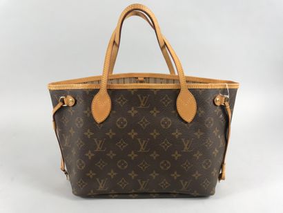 null LOUIS VUITTON. 

Shopping bag in waxed canvas. 

Height : 22cm. Width : 37cm.

(New...