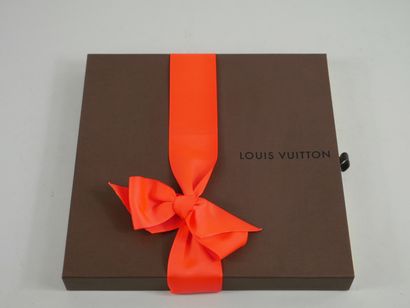 null Louis VUITTON.

Silk scarf with its box.

66 x 66 cm approximately;