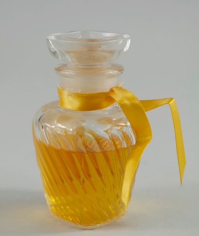 null GUERLAIN " Quand vient l'été " (When summer comes)

Bottle model vase, titled...