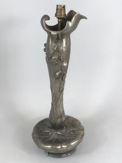 null Pewter lamp base with iris decoration in relief. 

Marked under the base E.Frères....