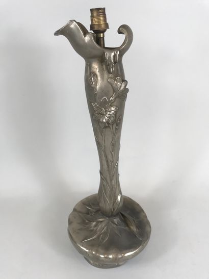 null Pewter lamp base with iris decoration in relief. 

Marked under the base E.Frères....