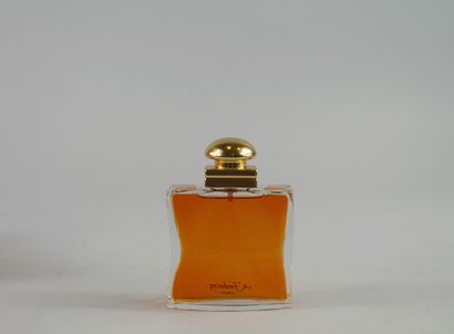 null HERMES " 24 Faubourg " set

Lot including a glass spray bottle, titled, 50ml...