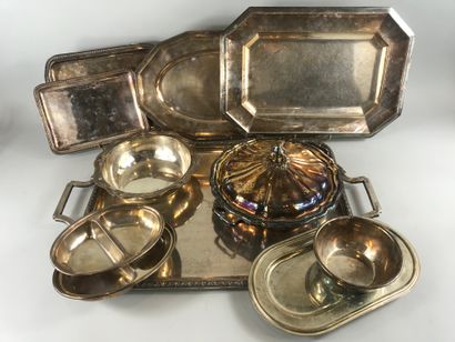 null Lot de métal argenté comprenant :

- 11 plats de dimensions variées, certains...