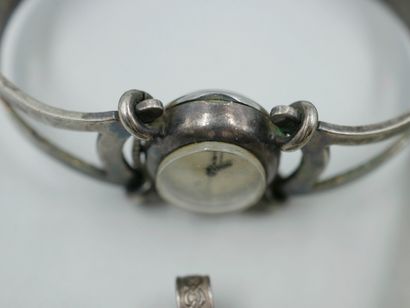 null Lot en métal argenté comprenant un hochet ancien, une montre et un flacon ancien....