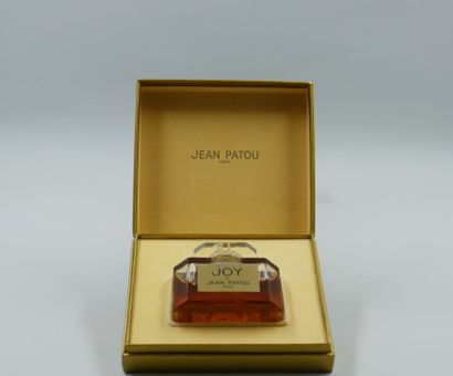 null Lot comprenant : 

- JEAN PATOU « Joy »

Flacon en verre, parfum, contenant...
