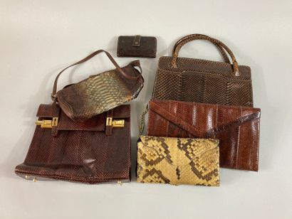 null Lot composed of 4 leather handbags, a clutch and a purse.

(State of use, a...