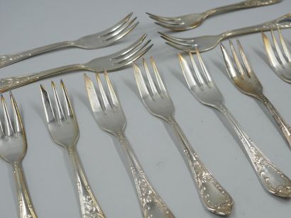 null Lot including : 

- Twelve dessert forks with foliage decoration. In its case....