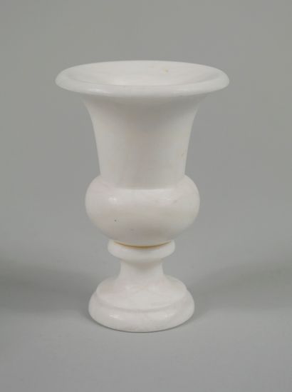 null Pair of Medici vases in alabaster. 

Height: 14cm. 

Missing a base.