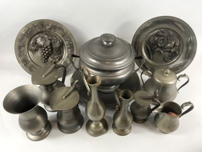 null Set of pewter including : 

- 8 measures of various sizes.

- 2 plates with...