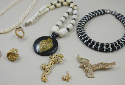 null Lot of costume jewelry including necklaces, brooches, ear clips, a ring, et...