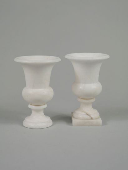 null Pair of Medici vases in alabaster. 

Height: 14cm. 

Missing a base.