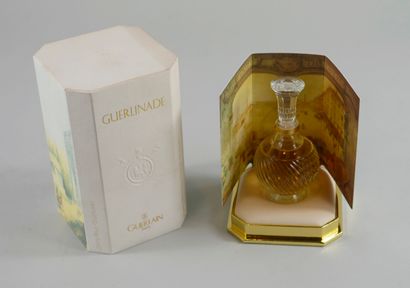 null GUERLAIN « Guerlinade »

Flacon en verre, eau de parfum 50 ml, créé en hommage...