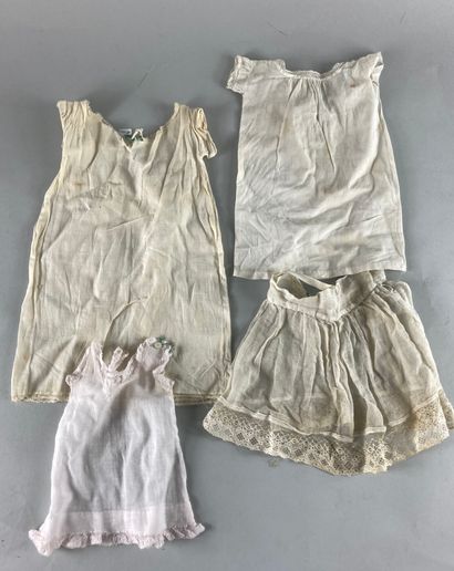 null Important lot of clothes and accessories for antique dolls including :

Dresses,...