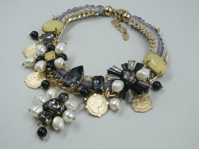 null TERA YOLAR ? 

Fashion show necklace, rhinestones and pearls.