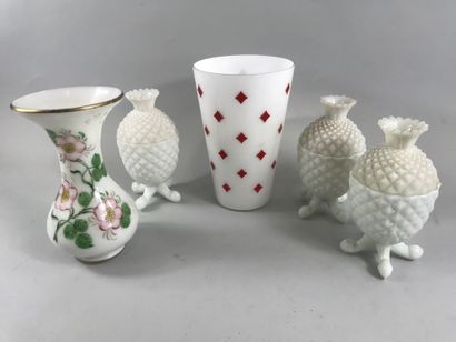 null Ensemble d'opalines regroupant un vase à décor de carreaux rouges sur fond blanc,...