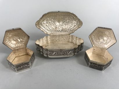null Lot of small foreign silver boxes, one oblong with scrolls decoration, the two...