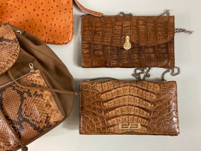 null Lot composed of 3 leather handbags, and a backpack. 

(Condition of use, ac...