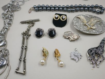null Lot de bijoux fantaisie en argent et métal comprenant des colliers (dont hématite),...