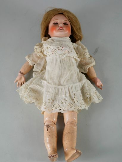 null Lot of two dolls:

-UNIS FRANCE Porcelain head intact. Open mouth, sleeping...