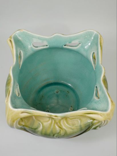 null Ceramic bowl with scroll decoration. 

Art Nouveau period. 

Size : 23 x 40cm....