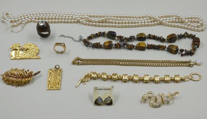null Lot of costume jewelry including a necklace of pearls, necklaces, brooches,...