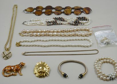 null Lot de bijoux fantaisie comprenant des colliers, broches, bracelets et une paire...