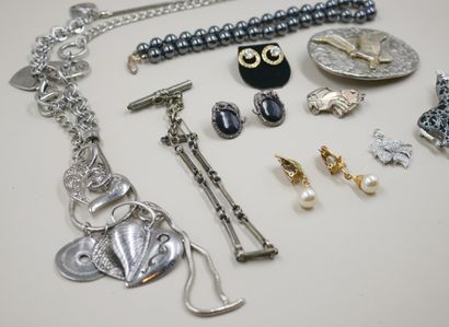 null Lot de bijoux fantaisie en argent et métal comprenant des colliers (dont hématite),...