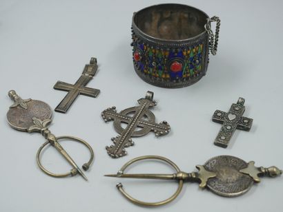 null Lot of Berber silver and enamel jewelry: bracelet, pendants and fibulas.