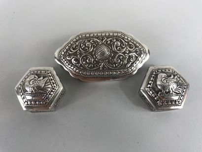 null Lot of small foreign silver boxes, one oblong with scrolls decoration, the two...