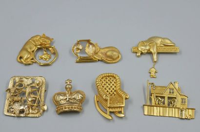 null Lot of fancy brooches including three brooches with cats.
