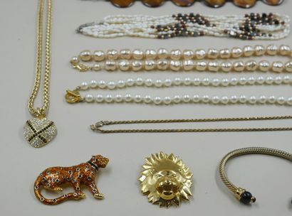 null Lot de bijoux fantaisie comprenant des colliers, broches, bracelets et une paire...