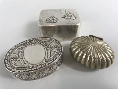 null Lot including : 

- an oval silver box decorated with ribboned garlands and...