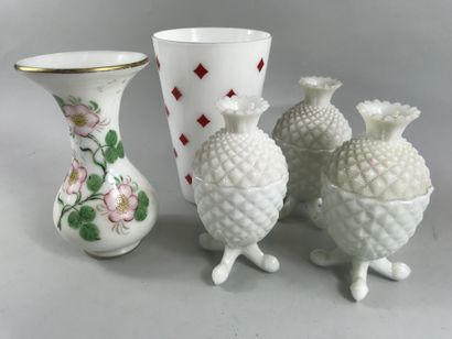 null Ensemble d'opalines regroupant un vase à décor de carreaux rouges sur fond blanc,...
