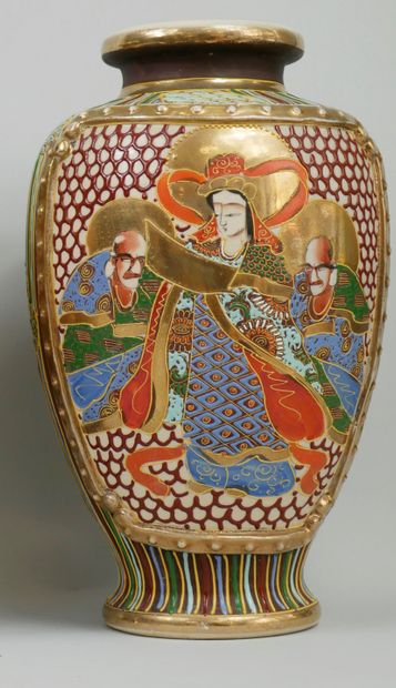 null CHINA, Late 19th - Early 20th century. 

SATSUMA vase in enamelled porcelain....