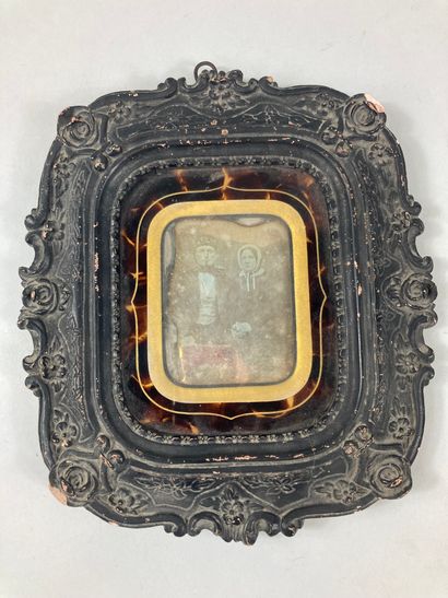 null "Portrait of a couple"

Daguerreotype in a carved blackened wood and tortoise...