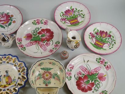 null Lot including : 

- 2 plates with flower pattern. 

Diam: 27,5cm.

- 2 plates...