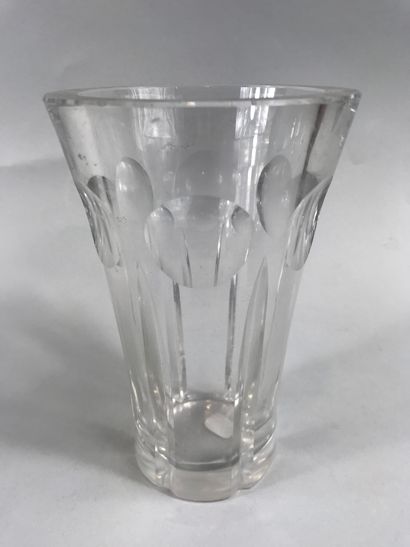 null DAUM. 

Small cut crystal vase with flared neck. Engraved Daum Nancy.

Height:...