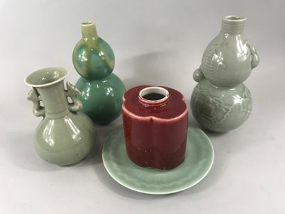 null CHINE, XXè siècle. 

Lot de céramiques comprenant quatre vases dont deux céladons...