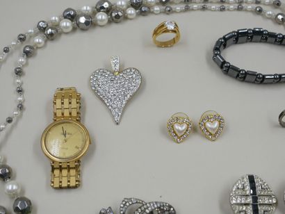 null Lot of costume jewelry including a long necklace, necklace, bracelet, watch,...