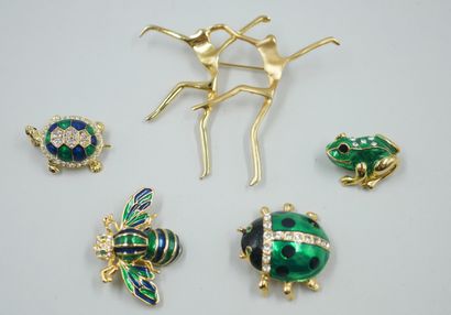 null Lot of fancy brooches, animal subjects and couple of dancers.