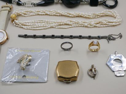 null Lot de bijoux fantaisie comprenant des colliers, broches, pendentifs, bagues,...