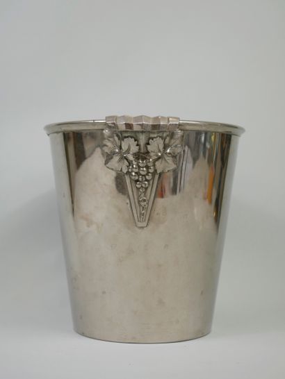 null DIEM. 

Champagne bucket in silver plated metal. The handles with vine shoots...