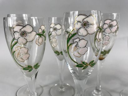 null Série de 12 flûtes à champagne PERRIER JOUET à décor de fleurs émaillées