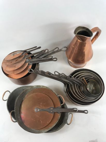 null Lot of copperware including: 

- A set of 12 pans and 7 lids

- One oval and...