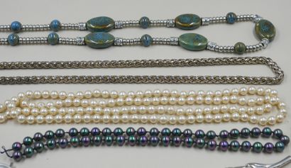 null Lot of costume jewelry including necklaces, watches, beads, a brooch, a pendant,...