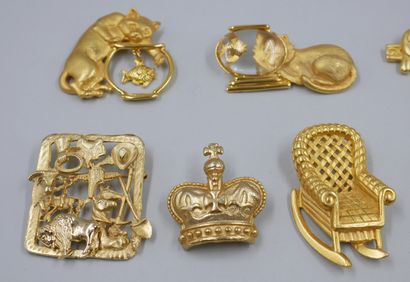 null Lot of fancy brooches including three brooches with cats.