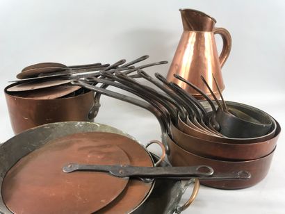 null Lot of copperware including: 

- A set of 12 pans and 7 lids

- One oval and...